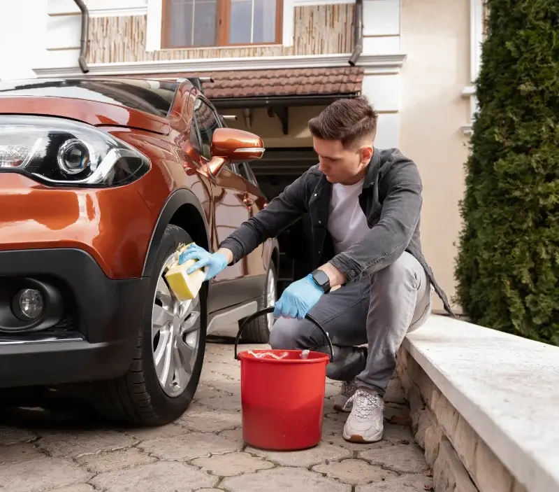 Lavage auto à domicile Os-Marsillon : professionnel intervenant sur un véhicule